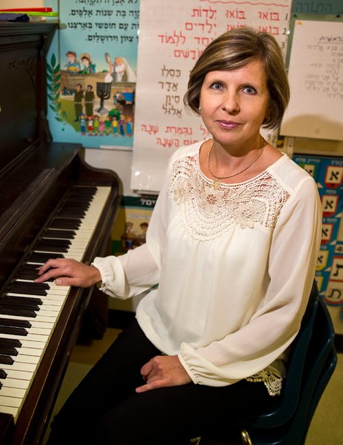 MIKE DEAL / WINNIPEG FREE PRESS
Tatyana Smolyaninov a teacher at Gray Academy of Jewish Education was in a video that has gone viral of her playing a piano on a street in New York City last spring.
160929 - Thursday, September 29, 2016 - 


