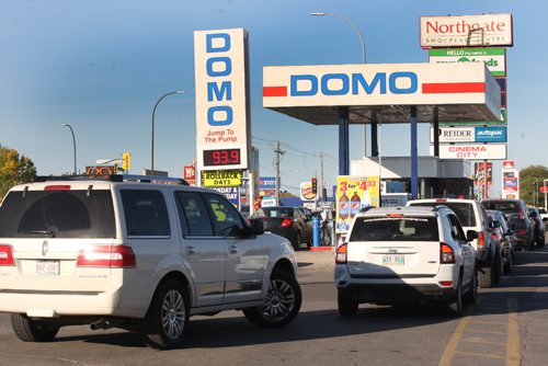 JOE BRYKSA / WINNIPEG FREE PRESS

Cars line up for cheap gas at the Domo at the Northgate Shopping Centre on McPhillips Ave  Thursday afternoon . Gas prices could rise to over $1 a litre over the next day or so because of a overnight increase in wholesale prices.Sept 29, 2016 -(See Murray McNeil story)