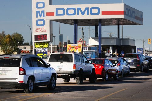 JOE BRYKSA / WINNIPEG FREE PRESS
Cars line up for cheap gas at the Domo at the Northgate Shopping Centre on McPhillips Ave  Thursday afternoon . Gas prices could rise to over $1 a litre over the next day or so because of a overnight increase in wholesale prices.Sept 29, 2016 -(See Murray McNeil story)