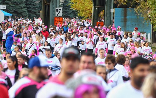 MIKE DEAL / WINNIPEG FREE PRESS

Runners taking part in the CIBC Run for the Cure warm up prior to the start of the 5km run/walk outside SHAW Park in Downtown Winnipeg Sunday morning. 

161002
Sunday, October 02, 2016