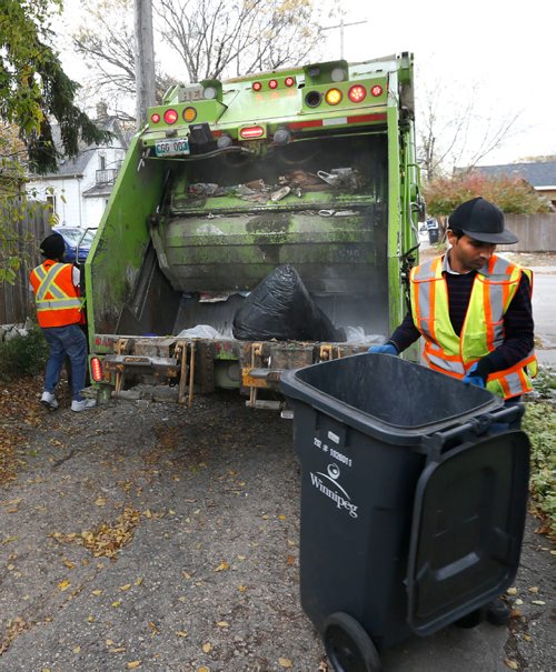 WAYNE GLOWACKI / WINNIPEG FREE PRESS

Emterra Enviromental crew empties garbage bins in the Wolseley neighbourhood. Oct.3 2016