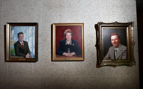 WAYNE GLOWACKI / WINNIPEG FREE PRESS
Susan Thompson with Glen Murray, left and the late William Bill Norrie portraits in the Gallery of Mayors, surrounding the Council Chamber at City Hall. Aldo Santin story
Oct. 5 2016