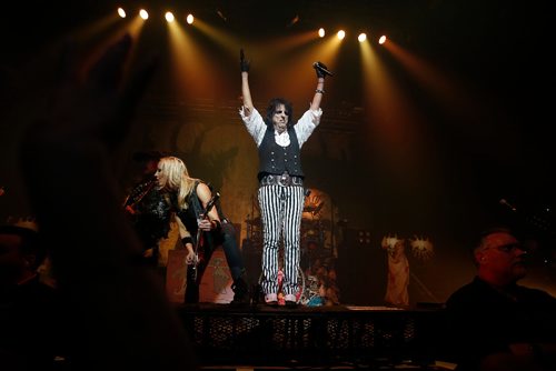 JOHN WOODS / WINNIPEG FREE PRESS
Alice Cooper performs at the Burton Cummings Theatre in  Winnipeg Tuesday, October 11, 2016.