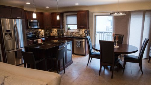 MIKE DEAL / WINNIPEG FREE PRESS

A re-sale condo at unit 22, 455 Shorehill Drive.
kitchen and eating area
161012 - Wednesday, October 12, 2016 - 


