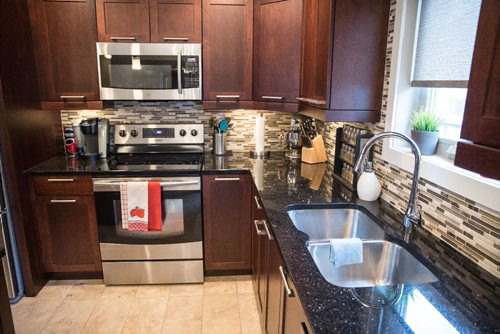 MIKE DEAL / WINNIPEG FREE PRESS

A re-sale condo at unit 22, 455 Shorehill Drive.
kitchen

161012 - Wednesday, October 12, 2016 - 

