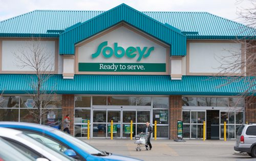 WAYNE GLOWACKI / WINNIPEG FREE PRESS


The Burrow's Crossing Sobeys store at the intersection  Burrows Ave. and Keewatin Street.  News reports say it will close in December. Oct. 13 2016