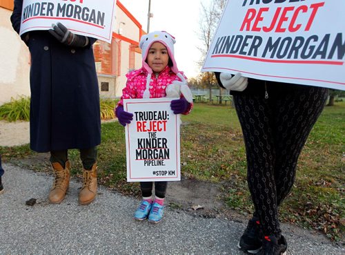 BORIS MINKEVICH / WINNIPEG FREE PRESS
Natural Resource Minister Jim Carr holds a town hall at Fort Garry Community Centre in Winnipeg. Maya Contreras, 4, middle, holds a sign as protestors wait for Carr to arrive. Chris Johnson, left, and Sophie Valle, right, also hold signs. Oct. 13, 2016