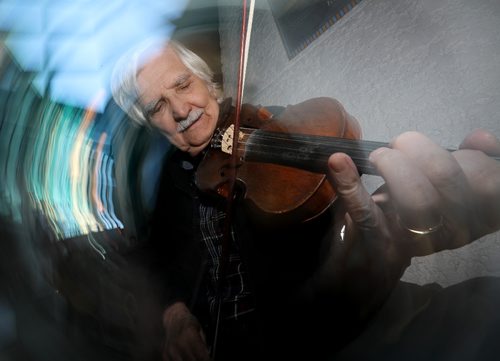 TREVOR HAGAN / WINNIPEG FREE PRESS
Bill Derksen, a retired university music professor, busking at The Forks, Saturday, October 15, 2016.