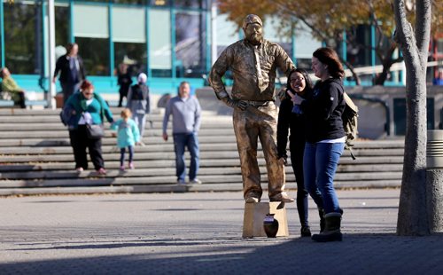 TREVOR HAGAN / WINNIPEG FREE PRESS
Cody Creed, the Human Statue, a busker at The Forks, poses for a photo with Judy Ngo and Nikki Osborne, both visiting from Ontario, Saturday, October 15, 2016.