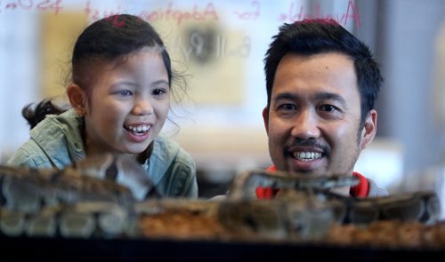 TREVOR HAGAN / WINNIPEG FREE PRESS
Odine Auditor, 7, with her father, Randy, at the Prairie Exotics booth at the Winnipeg Pet Show at the Winnipeg Convention Centre, Saturday, October 15, 2016.