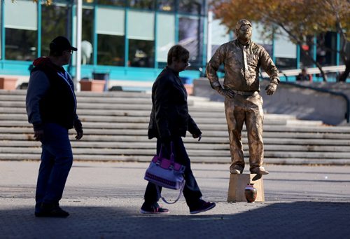 TREVOR HAGAN / WINNIPEG FREE PRESS
Cody Creed, the Human Statue, a busker at The Forks, Saturday, October 15, 2016.