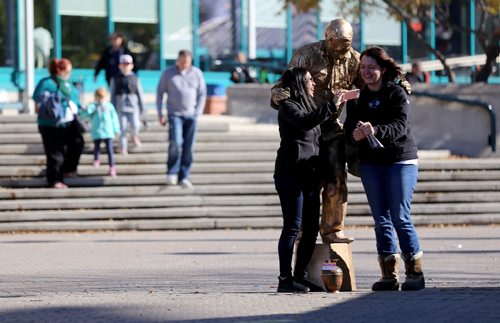 TREVOR HAGAN / WINNIPEG FREE PRESS
Cody Creed, the Human Statue, a busker at The Forks, poses for a photo with Judy Ngo and Nikki Osborne, both visiting from Ontario, Saturday, October 15, 2016.