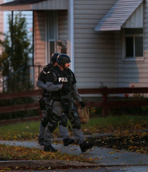 WAYNE GLOWACKI / WINNIPEG FREE PRESS

The Winnipeg Police Tactical Support Team was in attendance at a police investigation focused on a house on Arlington St. between Sargent Ave and Wellington St. Monday morning. Oct. 17 2016