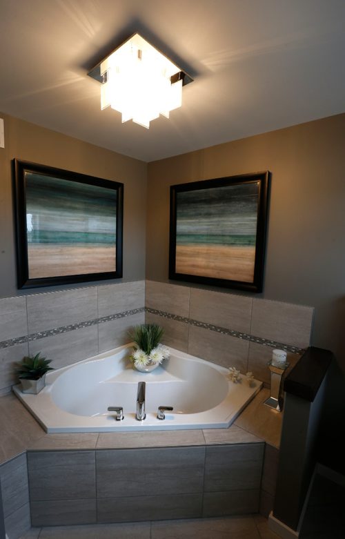 WAYNE GLOWACKI / WINNIPEG FREE PRESS

Homes. The bath off of the master bedroom in 3 Snowberry Circle in Sage Creek.   The Kensington Homes sales rep is  Rene Giroux. Todd Lewys story   Oct. 18 2016