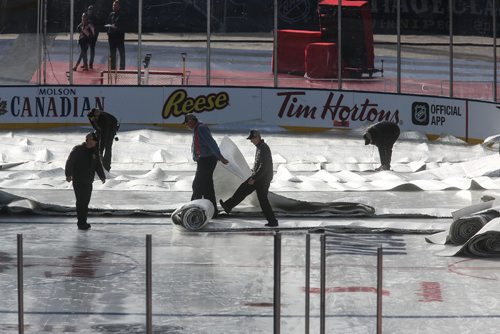 MIKE DEAL / WINNIPEG FREE PRESS
Rink maintenance staff roll out insulation to cover the ice Sunday morning to keep it from melting prior to the NHL game this afternoon between the Winnipeg Jets and the Edmonton Oilers.
161023 - Sunday October 23, 2016