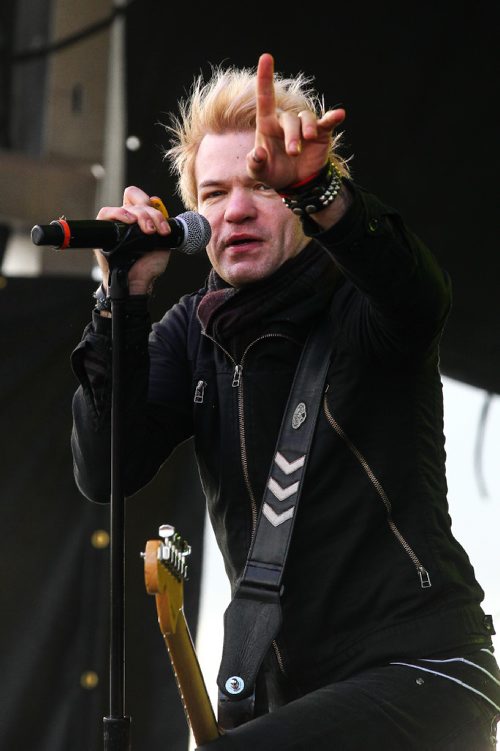 MIKE DEAL / WINNIPEG FREE PRESS
Deryck Whibley the lead vocalist for punk rock band Sum 41 performs for hundreds of fans at the Spectator Plaza stage across the street from IGF field Sunday.
161023 - Sunday October 23, 2016
