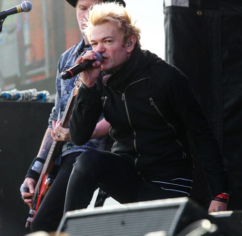 MIKE DEAL / WINNIPEG FREE PRESS
Deryck Whibley the lead vocalist for punk rock band Sum 41 performs for hundreds of fans at the Spectator Plaza stage across the street from IGF field Sunday.
161023 - Sunday October 23, 2016