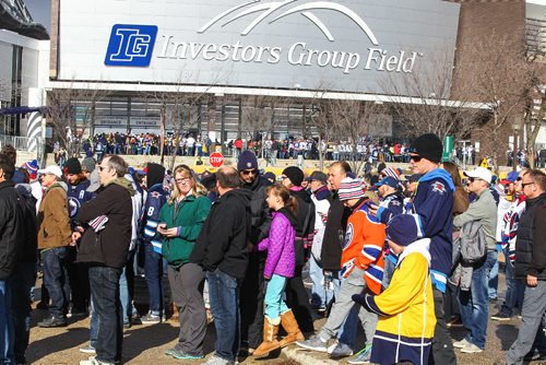 MIKE DEAL / WINNIPEG FREE PRESS
Long lines for fans gather at the Spectator Plaza across the street from IGF field Sunday hours before the NHL game between the Winnipeg Jets and the Edmonton Oilers.
161023 - Sunday October 23, 2016