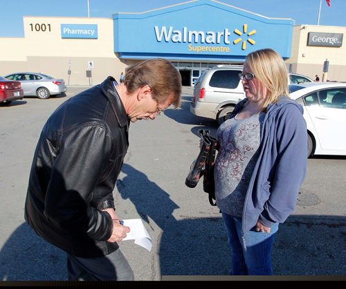 BORIS MINKEVICH / WINNIPEG FREE PRESS
STREETER at Walmart Supercentre, 1001 Empress St.
Customers entering and leaving the Walmart store give their reaction to the company no longer accepting Visa credit cards at its 16 Manitoba stores, effective today. In this photo Sheryl Thiessen, right, is interviewed by Winnipeg Free Press business reporter Murray McNeill, left. Oct. 24, 2016