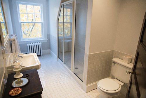 MIKE DEAL / WINNIPEG FREE PRESS
Re-sale home at 64 Middle Gate
Third floor bathroom
161025 - Tuesday October 25, 2016