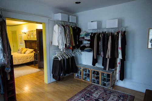 MIKE DEAL / WINNIPEG FREE PRESS
Re-sale home at 64 Middle Gate
Master bedroom walk-in closet
161025 - Tuesday October 25, 2016