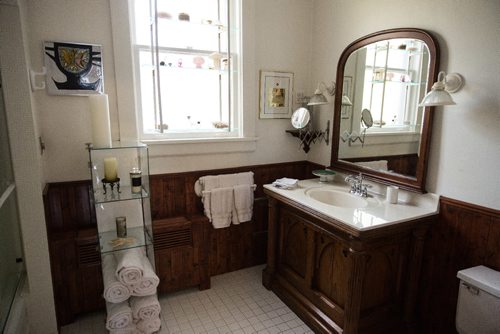 MIKE DEAL / WINNIPEG FREE PRESS
Re-sale home at 64 Middle Gate
 Main floor bathroom
161025 - Tuesday October 25, 2016