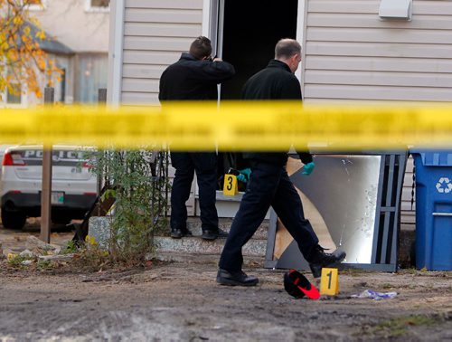 BORIS MINKEVICH / WINNIPEG FREE PRESS
BREAKING NEWS - Police fire investigators on scene at 700 Sherbrook at the scene of an overnight fire. Ident. unit work in the back of the house. Evidence markers. Oct. 25, 2016