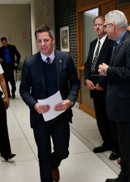 WAYNE GLOWACKI / WINNIPEG FREE PRESS


Mayor Brian Bowman walks to the podium to announce changes to EPC and other appointments at a news conference at City Hall Thursday.  Aldo Santin  story Oct. 27 2016