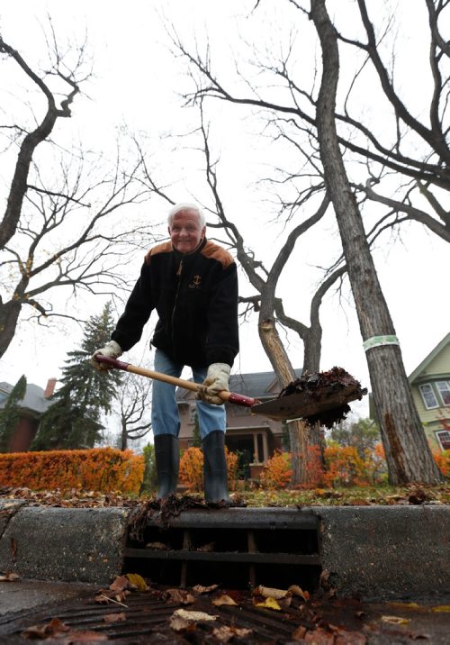 WAYNE GLOWACKI / WINNIPEG FREE PRESS


 Robert Young in front of his home on Yale St has to keep the drain free of leaves. Alex Paul story.   story Oct. 28 2016