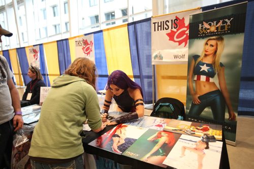 
RUTH BONNEVILLE / WINNIPEG FREE PRESS

Cosplayer Holli Wolf signs autographs on her pinup posters at Comic Con Saturday at the RBC Convention Centre.  
See Randall King story.  



October 29, 2016