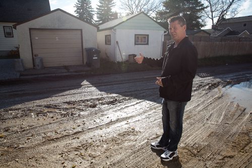 MIKE DEAL / WINNIPEG FREE PRESS
Mike Touchette bought and paid for around nine yards of road surface material to be placed in his back lane.
161030 - Sunday October 30, 2016