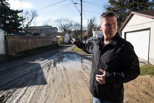 MIKE DEAL / WINNIPEG FREE PRESS
Mike Touchette bought and paid for around nine yards of road surface material to be placed in his back lane.
161030 - Sunday October 30, 2016
