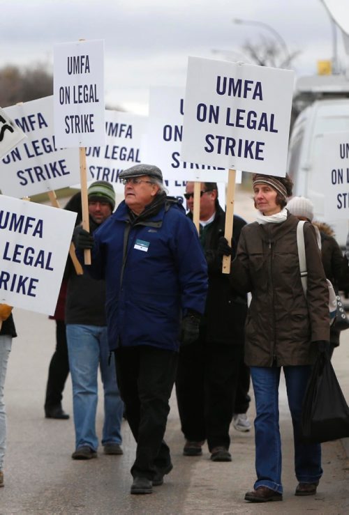 WAYNE GLOWACKI / WINNIPEG FREE PRESS




The University of Manitoba Faculty Association members and supporters walk the picket line Tuesday morning at the Pembina Hwy. entrance¤¤to the campus.¤Nick Martin/Bill Redekop story Nov. 1 2016