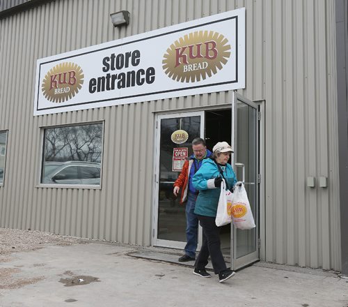 JASON HALSTEAD / WINNIPEG FREE PRESS

Customers leave with their purchases at KUB Bakery on Erin Street in the West End on Nov. 2, 2016. KUB Bakery has been making Winnipeg-style Rye bread, using virtually the same recipe, since 1923. (See Sanderson The City story for Sunday, Nov. 6, 2016)