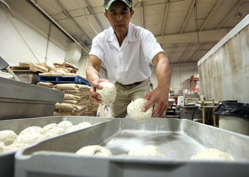 JASON HALSTEAD / WINNIPEG FREE PRESS

Employee Welfredo Yamoung prepares dough for loaves of rye at KUB Bakery on Erin Street in the West End on Nov. 2, 2016. KUB Bakery has been making Winnipeg-style Rye bread, using virtually the same recipe, since 1923. (See Sanderson The City story for Sunday, Nov. 6, 2016)