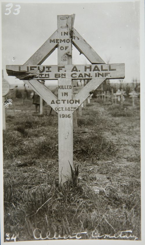 Archives of Manitoba
Graves of some of the soldiers from the 44th Battalion, 1917.
161102 - Wednesday November 2, 2016