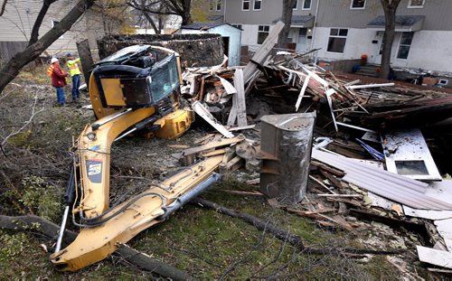 WAYNE GLOWACKI / WINNIPEG FREE PRESS



No one was injured after an excavator tipped over while¤demolishing a house at the¤corner of Dufferin Ave. and Parr St. Thursday morning. Alex Paul story.
Nov.3 2016
