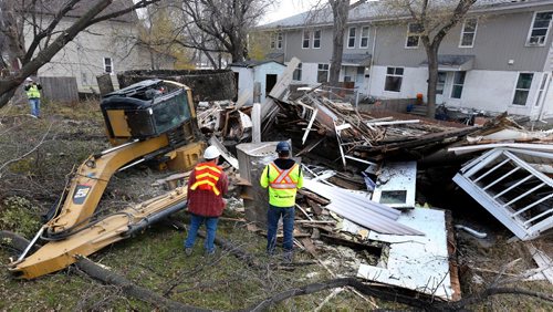 WAYNE GLOWACKI / WINNIPEG FREE PRESS



No one was injured after an excavator¤tipped over while demolishing a house at the¤corner of Dufferin Ave. and Parr St. Thursday morning. Alex Paul story.
Nov.3 2016
