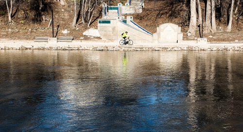 DAVID LIPNOWSKI / WINNIPEG FREE PRESS 

A cyclist rides his bike on the banks of the Assiniboine River Saturday November 5, 2016 on an unseasonably warm fall day.