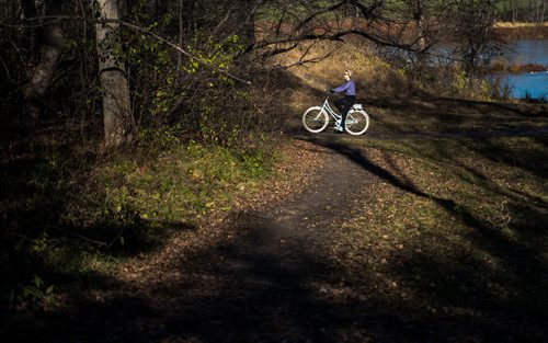 DAVID LIPNOWSKI / WINNIPEG FREE PRESS 

A cyclist rides her bike at Assiniboine Park Saturday November 5, 2016 on an unseasonably warm fall day.