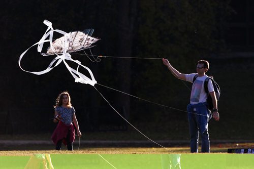 JOHN WOODS / WINNIPEG FREE PRESS
Marcos Ronay and his friends daughter Carolina Voss Kahn fly a kite at Assiniboine Park as they enjoy the great weather Sunday, November 6, 2016. Temperatures were expected to reach a record of 18 degrees today.


