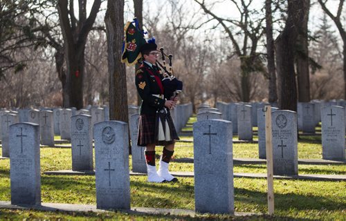 MIKE DEAL / WINNIPEG FREE PRESS
Cameron Dawson a Sargent with the Cameron Highlanders Cadet Band plays Amazing Grace as he walks amongst the headstone in the Brookside Cemetery Field of Honour Sunday. The cemetery held a tour and remembrance service to honour the more than 11,000 war veterans interred there.
161106 - Sunday November 6, 2016
