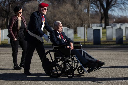 MIKE DEAL / WINNIPEG FREE PRESS
George Peterson a Hong Kong Veteran arrives at the Brookside Cemetery Field of Honour Sunday. The cemetery held a tour and remembrance service to honour the more than 11,000 war veterans interred there.
161106 - Sunday November 6, 2016