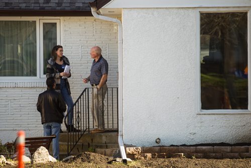 MIKE DEAL / WINNIPEG FREE PRESS
Officer Saif Khan (centre) and cadet Jordyn Lunsden (left) members of the Winnipeg Police Association talk to home owner Wallace Linton as they go door-to-door during what the association is calling a Neighbour to Neighbour canvass effort to raise awareness and to connect directly with families to hear their priorities for community policing.
161106 - Sunday November 6, 2016