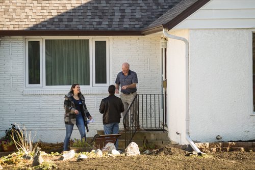 MIKE DEAL / WINNIPEG FREE PRESS
Officer Saif Khan (centre) and cadet Jordyn Lunsden (left) members of the Winnipeg Police Association talk to home owner Wallace Linton as they go door-to-door during what the association is calling a Neighbour to Neighbour canvass effort to raise awareness and to connect directly with families to hear their priorities for community policing.
161106 - Sunday November 6, 2016