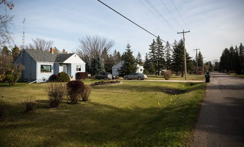 MIKE DEAL / WINNIPEG FREE PRESS
Origianl houses from when the community of Rivercrest was built after WW2 along Allenford Drive. The neighbourhood of Rivercrest was built for veterans of WW2 and Arthur is the last in the area still living there.
161027 - Thursday October 27, 2016