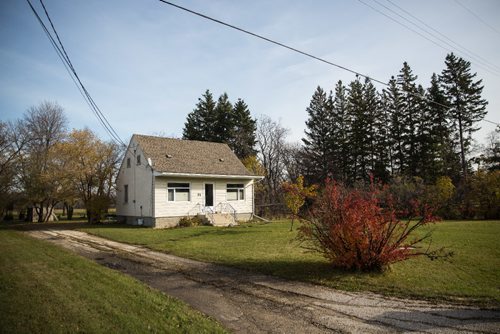 MIKE DEAL / WINNIPEG FREE PRESS
The original house that Arthur Christensen owned, his current house is behind the trees to the right. The neighbourhood of Rivercrest was built for veterans of WW2 and Arthur is the last in the area still living there.
161027 - Thursday October 27, 2016