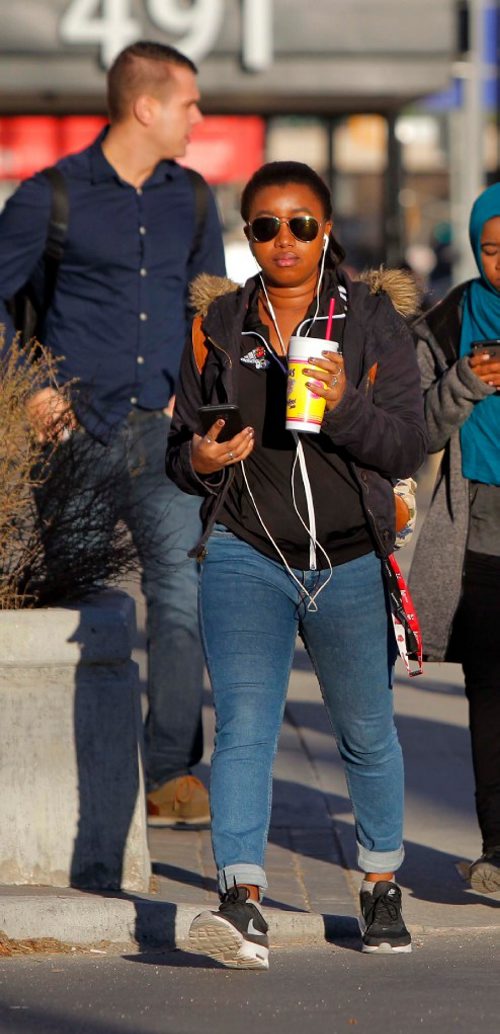 BORIS MINKEVICH / WINNIPEG FREE PRESS
University of Winnipeg student Taylor Harrington, centre sipping a Booster Juice, is originally from Chicago and likes the above average temps that Winnipeg is getting this November. November 7, 2016
