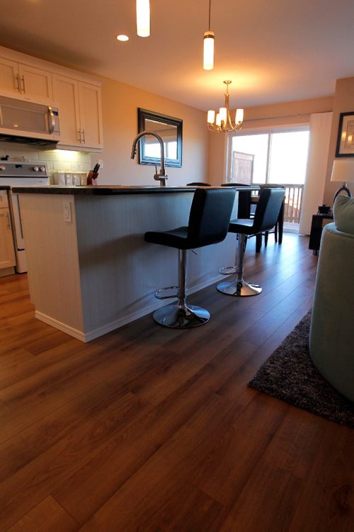 BORIS MINKEVICH / WINNIPEG FREE PRESS
RESALE HOMES - 6 Prairieview Cove in Dugald, Manitoba. The realtor is Anders Frederiksen. Kitchen island with bar stools. Nov 7, 2016