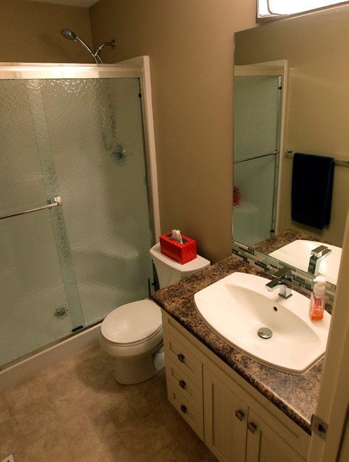 BORIS MINKEVICH / WINNIPEG FREE PRESS
RESALE HOMES - 6 Prairieview Cove in Dugald, Manitoba. The realtor is Anders Frederiksen. Bathroom. Nov 7, 2016